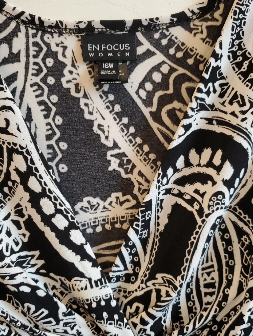 Black & White Paisley V-Neck Stretch Dress - Picture 2 of 4
